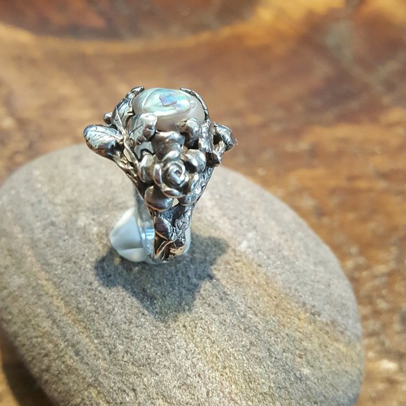 Sterling Rose and mother of pearl Ring - Picture 4 of 14